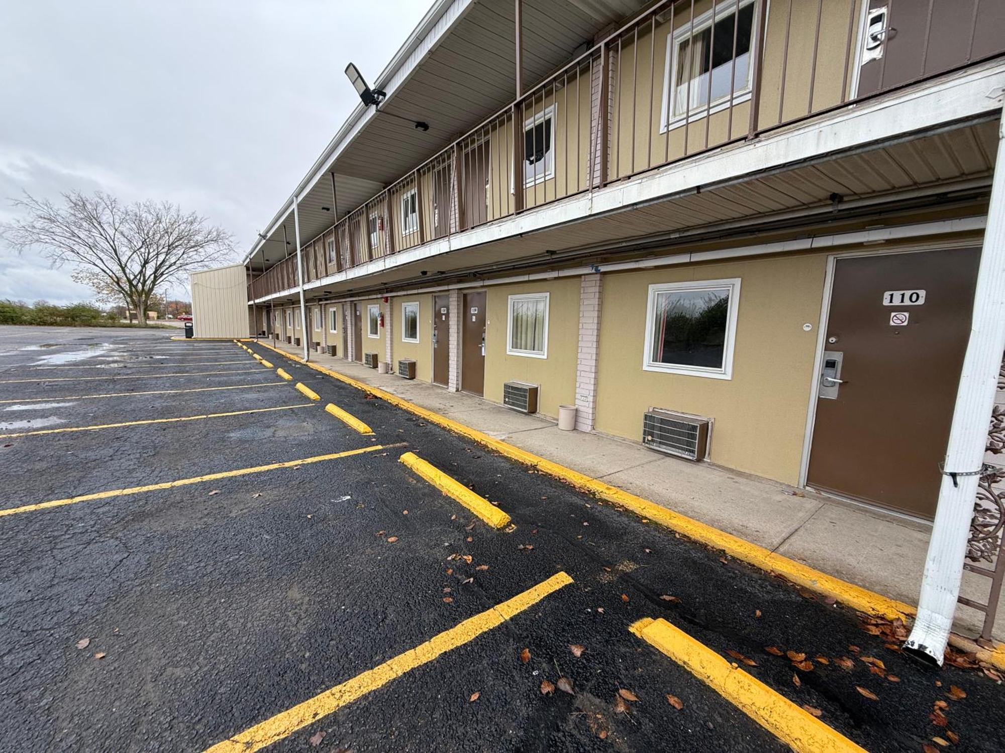 Relax Inn & Suites Mattoon Exterior photo